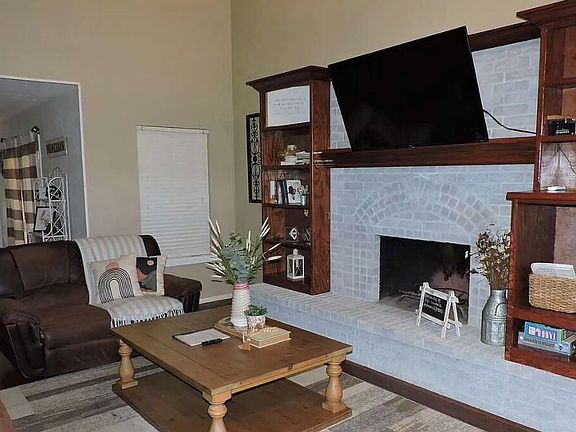 4th image of 706 NW Micklegate Blvd