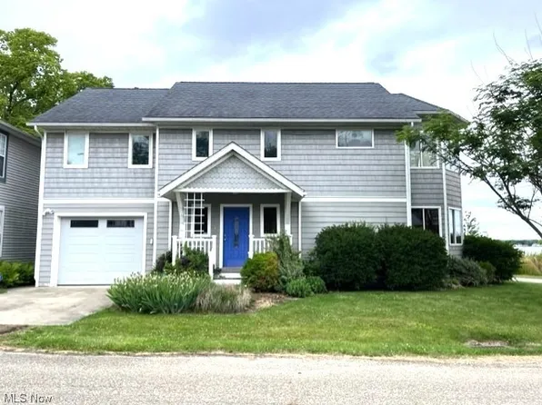 5371 Lake Shore Dr NE, Thornville, OH 43076