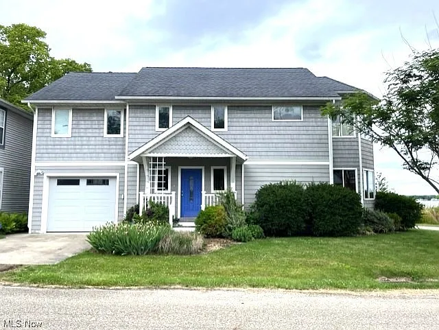 5371 Lake Shore Dr NE photo 1