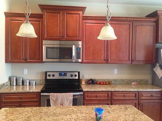 Kitchen w/island