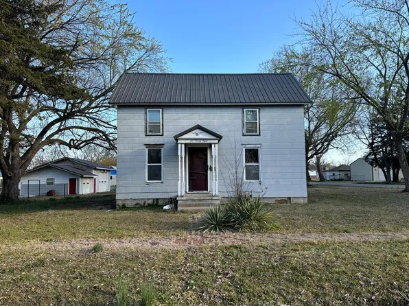 628 E 7th St, Cherryvale, KS 67335