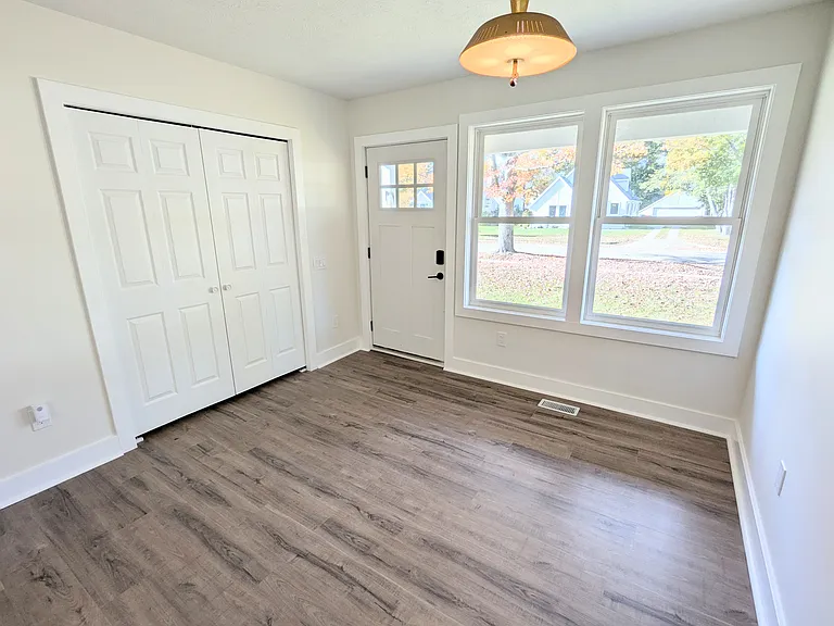 1109 Mills Ave — Photo 2