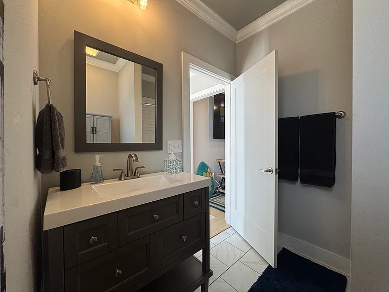 412 Ziegler St — Photo 17