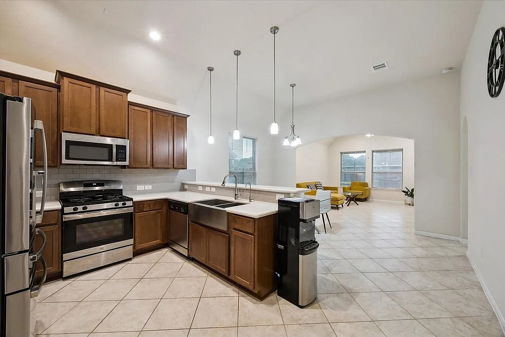 3 bed, 1704 sqft, $2,400 — Photo 4
