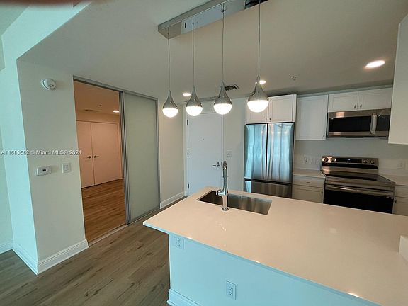 5th image of 1900 N Bayshore Dr APT 3416