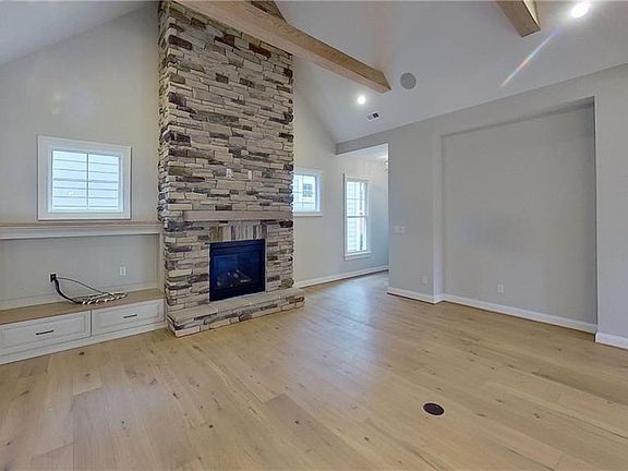 3rd image of 100 Creek Ln