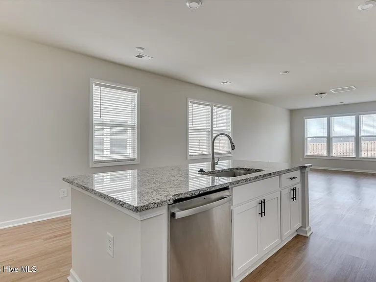 827 Justify Loop — Photo 16