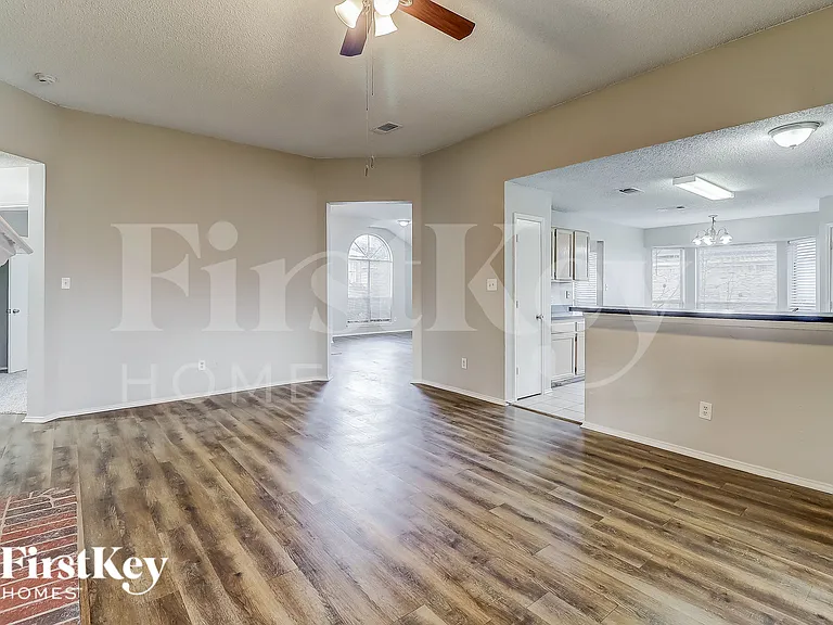 912 Winterbury Ct — Photo 9