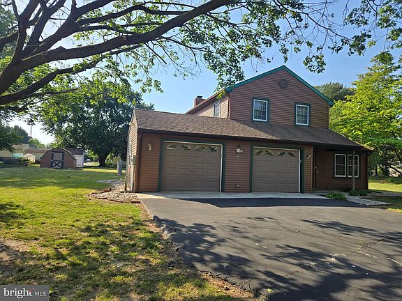 2nd image of 16 Lexington Dr
