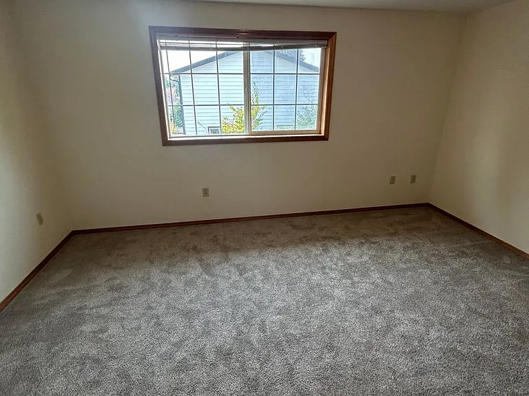 824 NE Ashby Ct — Photo 10