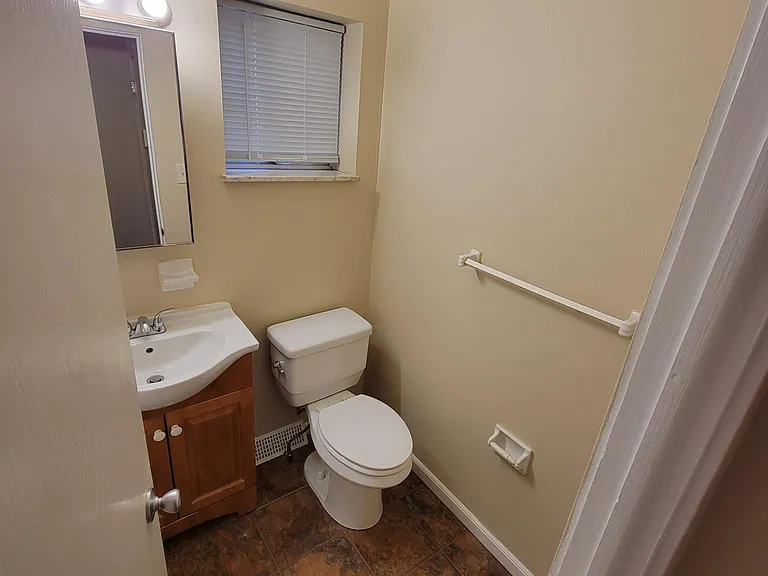 1090 Tonawanda Ave #1090 — Photo 6