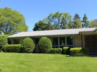 2220 W Skyline Rd, Glendale, WI 53209