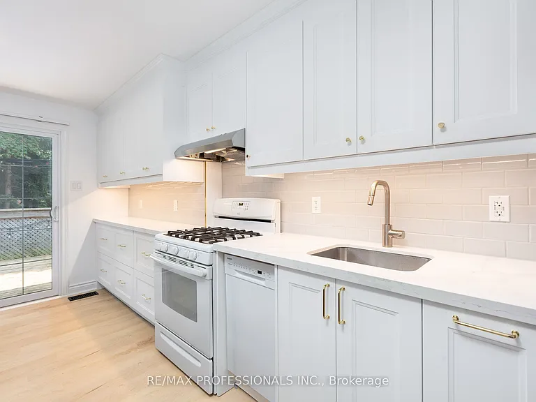 4 Runnymede Rd — Photo 11