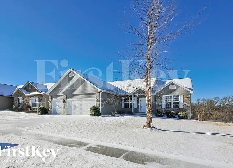 221 Lonepine Dr — Photo 1