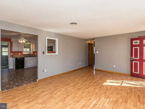 5th image of 757 Charles St