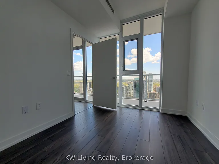 33 Helendale Ave #2504 — Photo 9