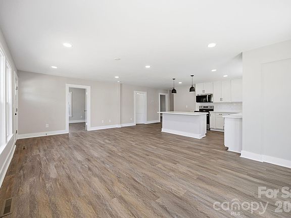 5th image of 1012 Midlake Ave