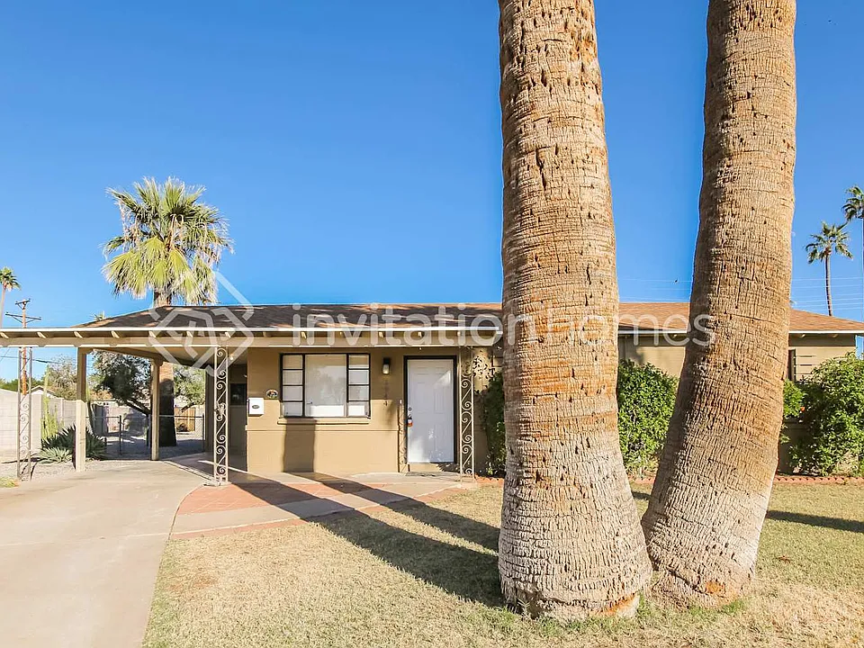 1944 W Gardenia Dr