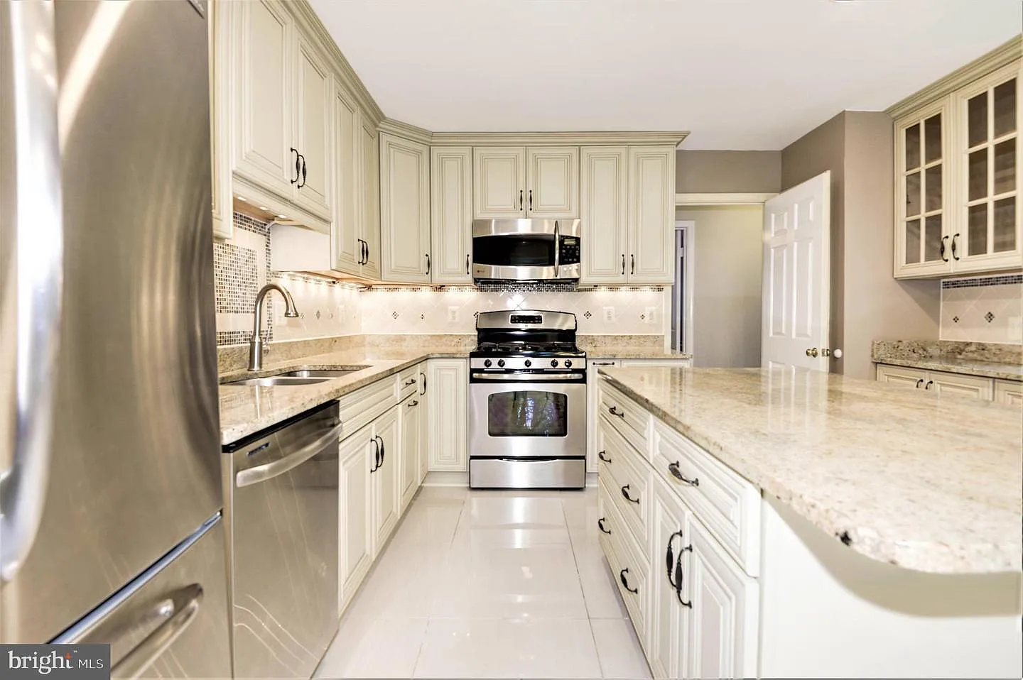 5 bed, 3.5 bath, 4005 sqft, $6,500 — Photo 4