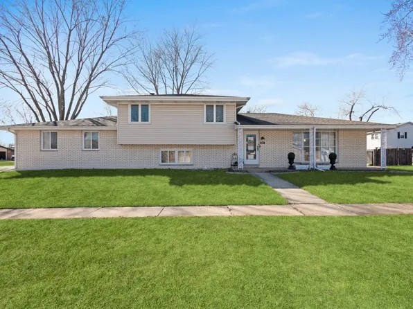 205 Indian Oaks Dr, Minooka, IL 60447