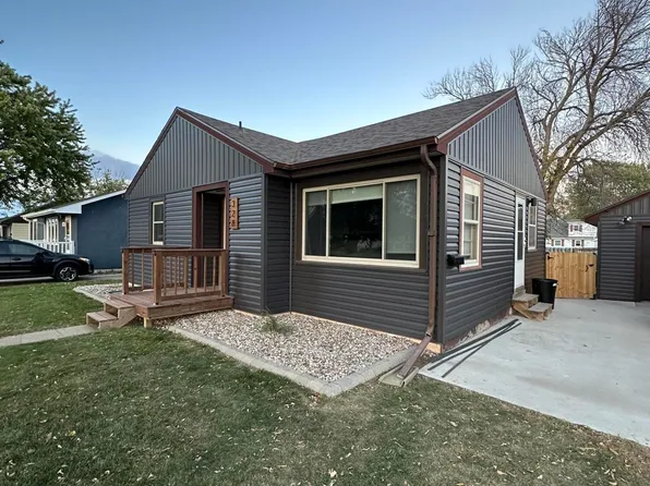 328 12th Ave NE, Jamestown, ND 58401