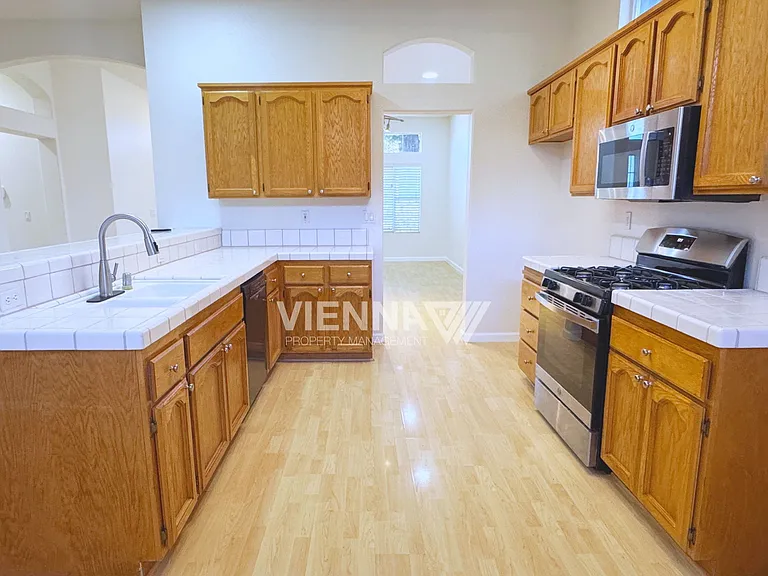2736 Genesee Dr — Photo 9