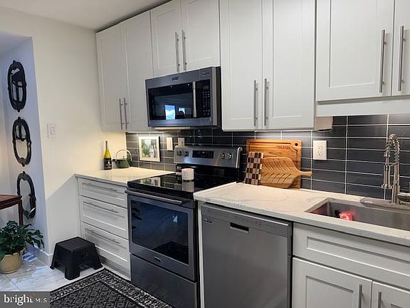 4th image of 205 Yoakum Pkwy Unit 1218