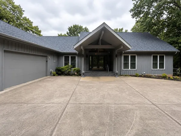 56 N Lakeshore Dr, Cherokee Village, AR 72529