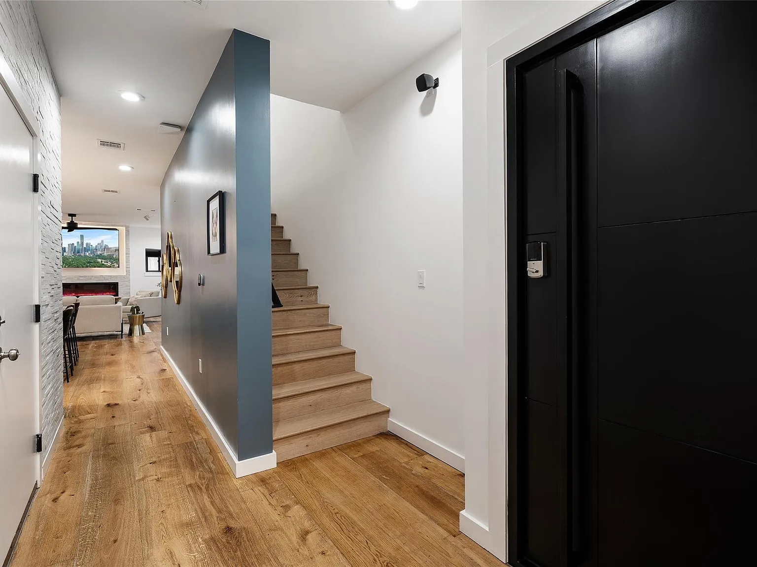 4 bed, 3.5 bath, 2520 sqft, $8,500 — Photo 4