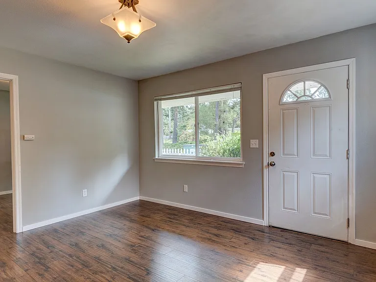 Recently Updated 2-bedroom Cottage — Photo 6