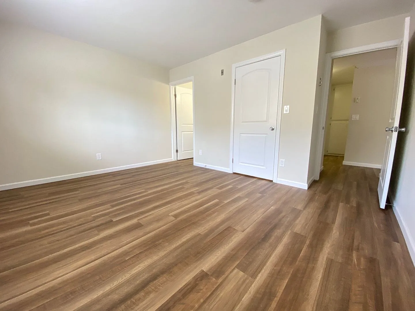 2475 Corinth Apartments — Photo 2