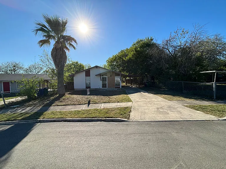 4807 Castle Pnes — Photo 1