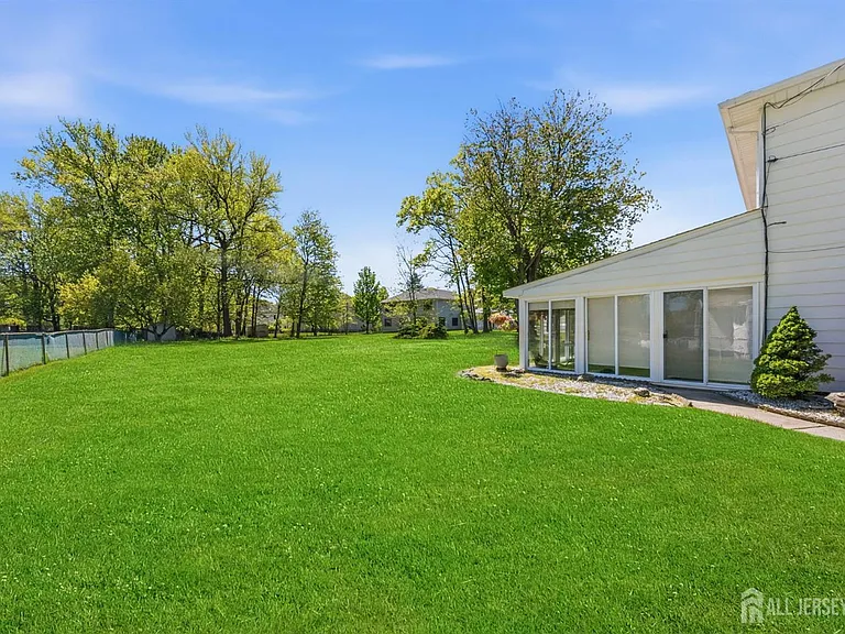 34 Ventnor Dr — Photo 34