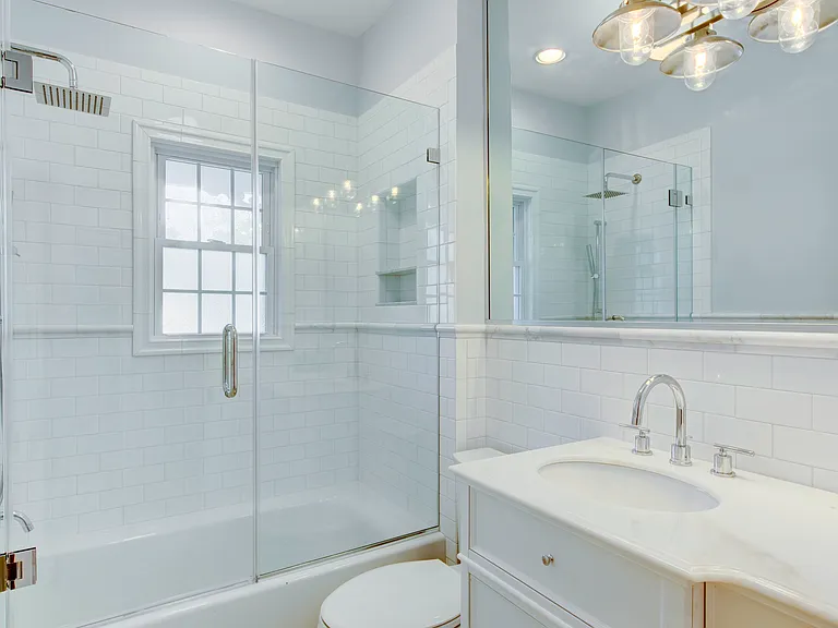 475 Youngs Ave #C — Photo 8