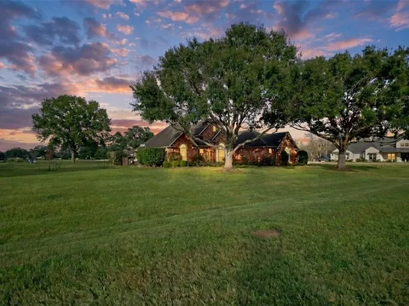 3702 Westerdale Dr, Weston Lakes, TX 77441