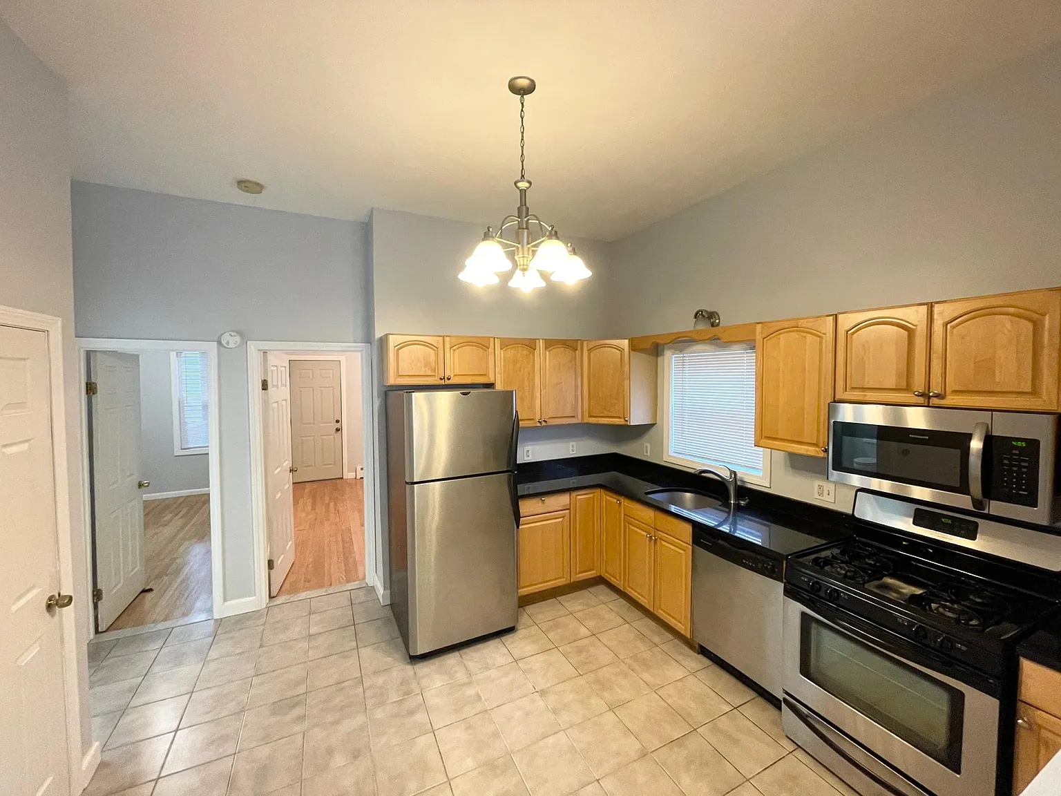 2 bed, 800 sqft, $2,500 — Photo 3