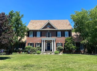 322 Camelot Ln, Libertyville, IL