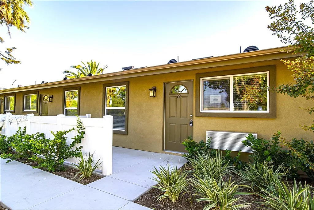Building Photo - 1198 S San Antonio Ave #22