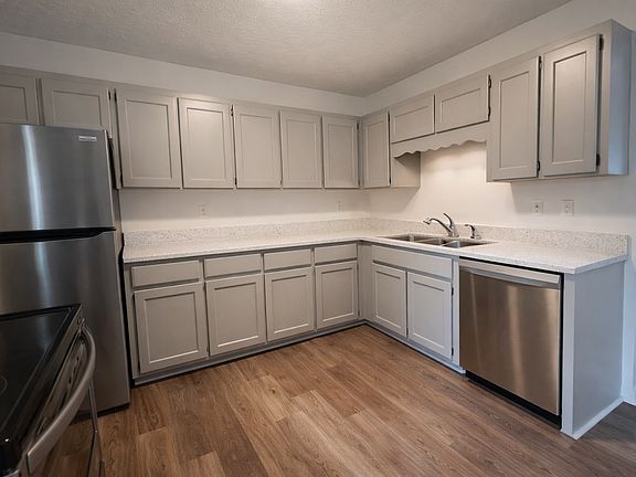 2nd image of 213 Oak Grove Dr