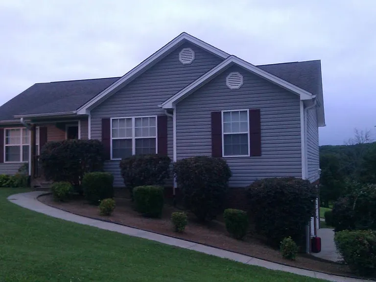 210 Farmway Dr SE — Photo 1