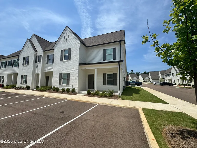 701 Southview Dr — Photo 2