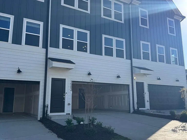 1502 Tamarisk Ln — Photo 3