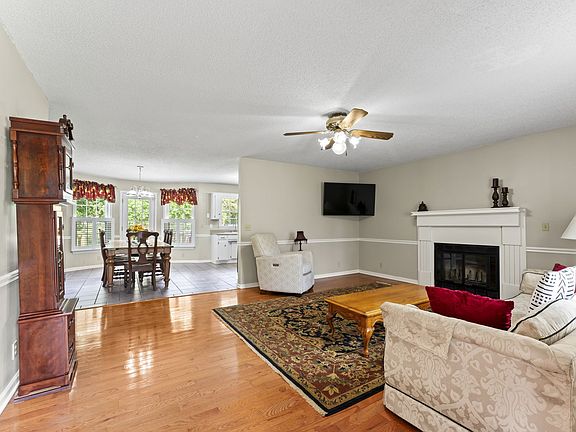 3rd image of 332 Mayflower Dr