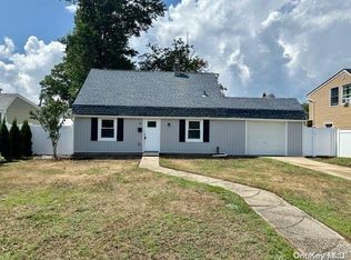 48 Primrose Ln, Levittown, NY 11756