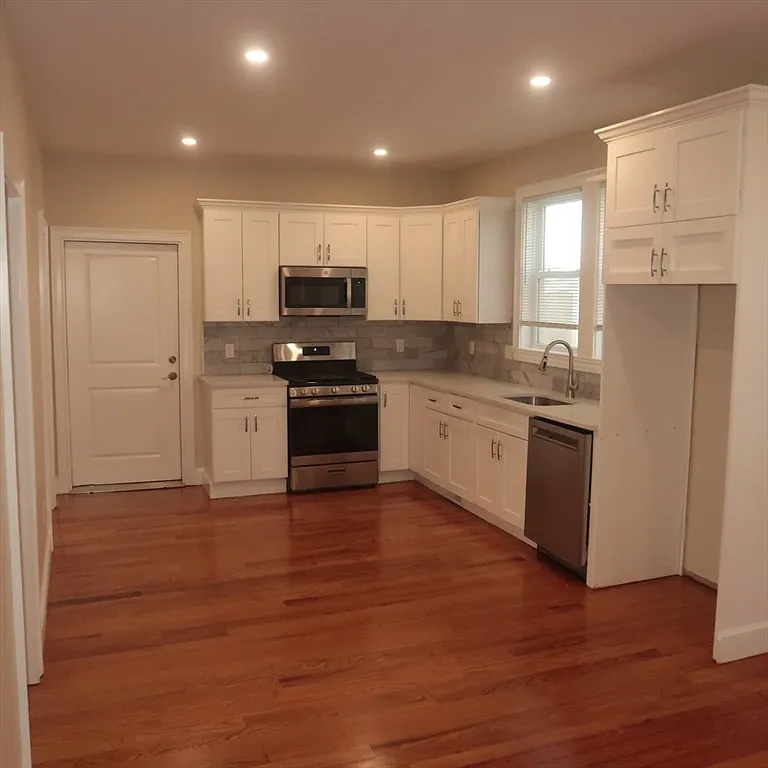 3 bed, 1.0 bath, 800 sqft, $3,000 — Photo 2