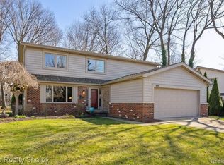 691 Barclay Dr, Troy, MI