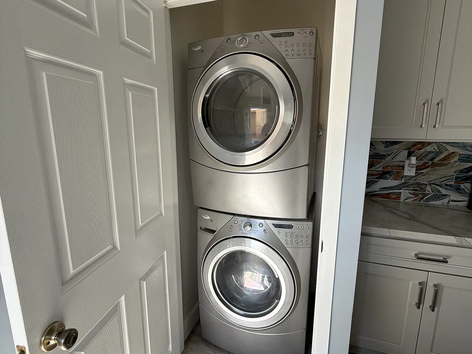 2 bed, 760 sqft, $2,400 — Photo 4