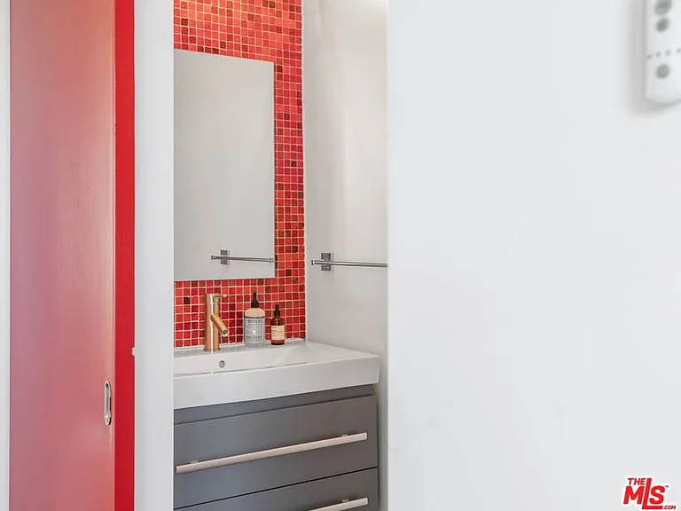 611 N Bronson Ave #10 — Photo 20