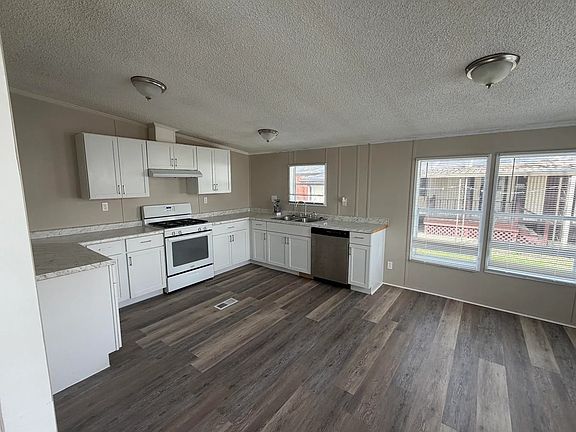 3rd image of 613 Carriage Lane Est