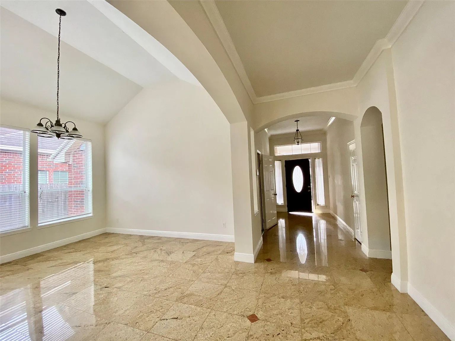 4 bed, 2.0 bath, 2471 sqft, $2,550 — Photo 3